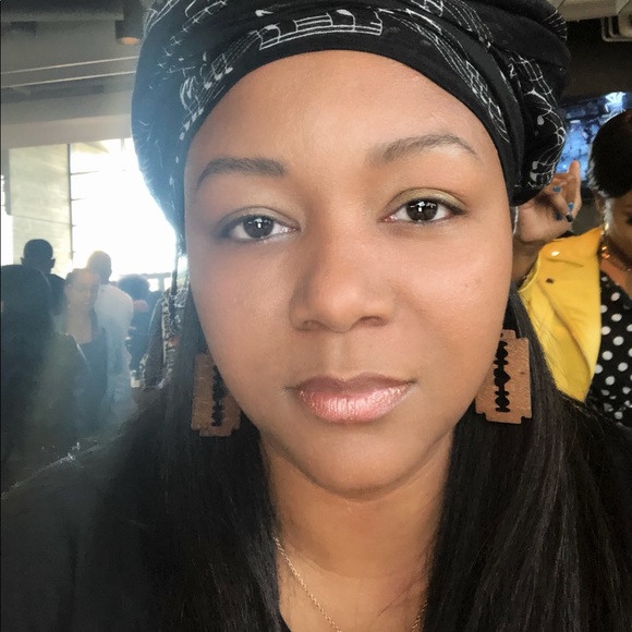 Meet your Posher, Emorie - Picture 1 of 2